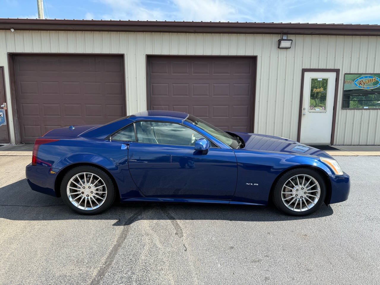 Used 2005 Cadillac XLR RWD image 11