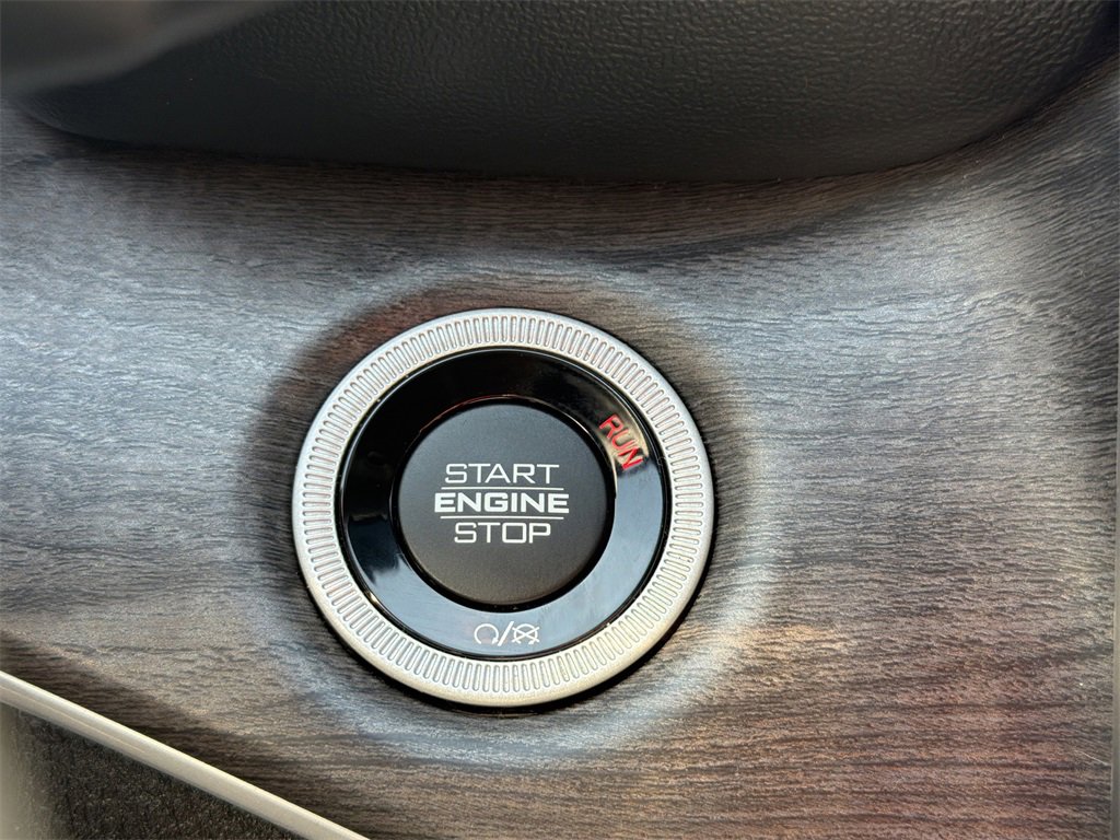 Used 2024 Jeep Grand Cherokee Limited w/ Black Appearance Package image 28