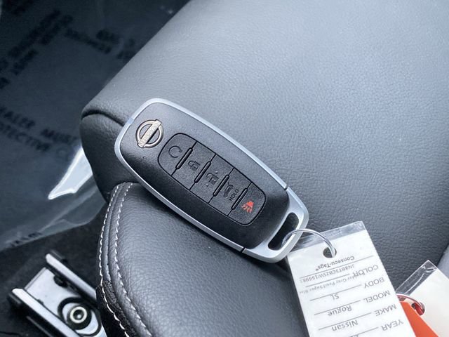 Used 2025 Nissan Rogue SL w/ SL Premium Package image 29