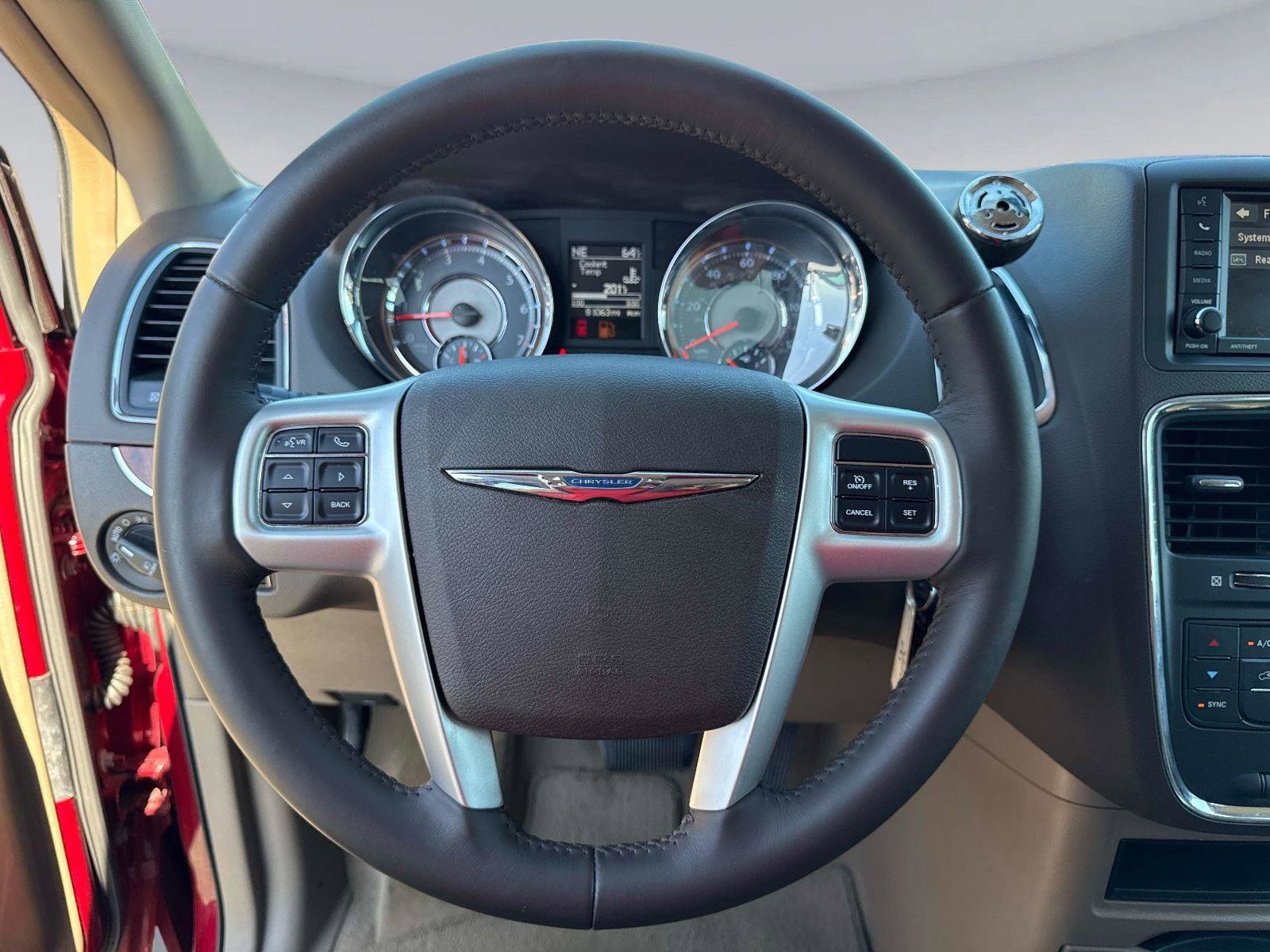 Used 2016 Chrysler Town & Country Touring image 28