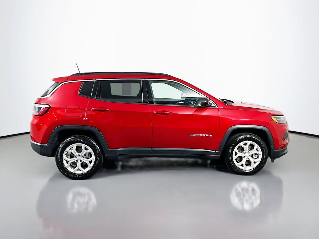 Used 2024 Jeep Compass Latitude AWD/4WD image 8