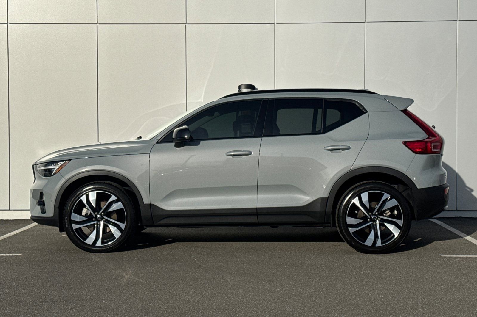 Used 2024 Volvo XC40 B5 Plus w/ Climate Package image 2