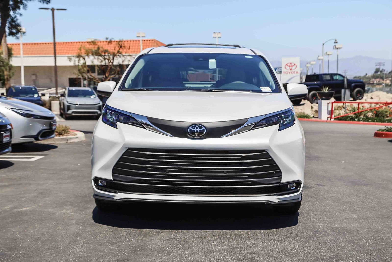 New 2026 Toyota Sienna XLE FWD image 2