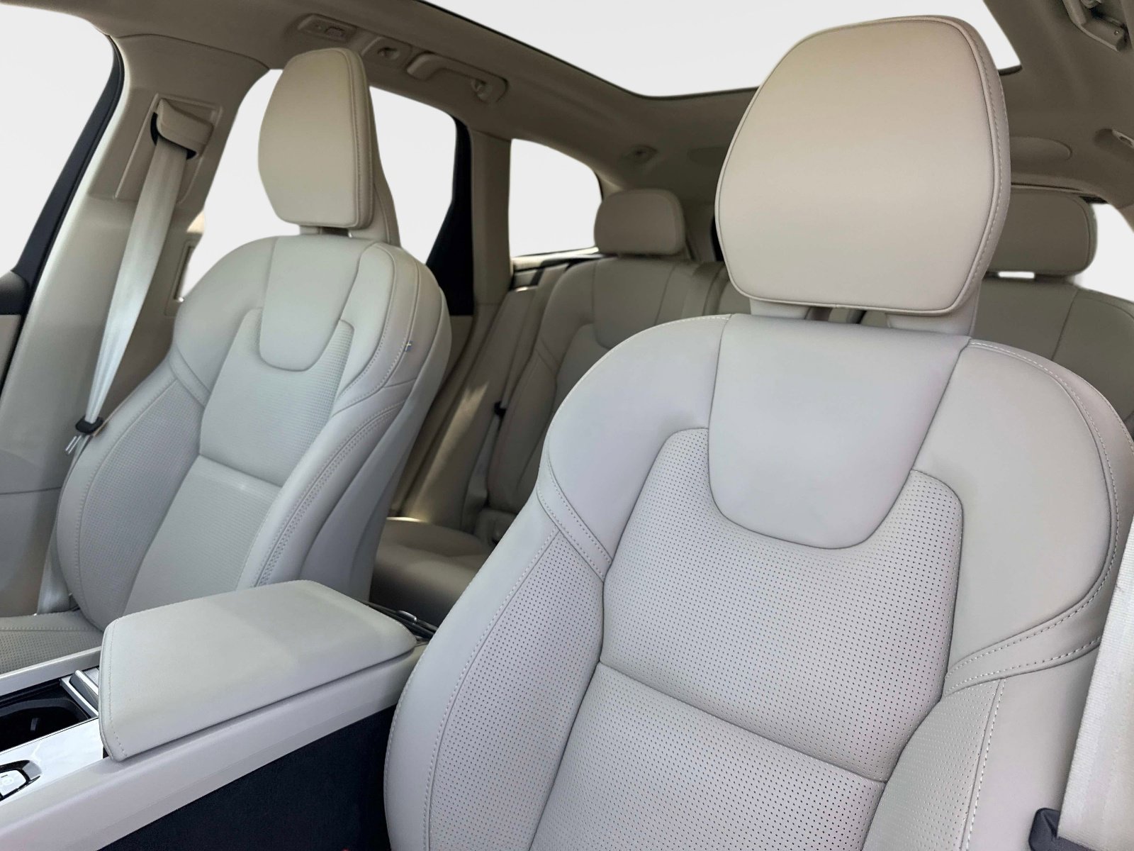 Used 2026 Volvo XC60 B5 Ultra w/ Protection Package Premier image 21