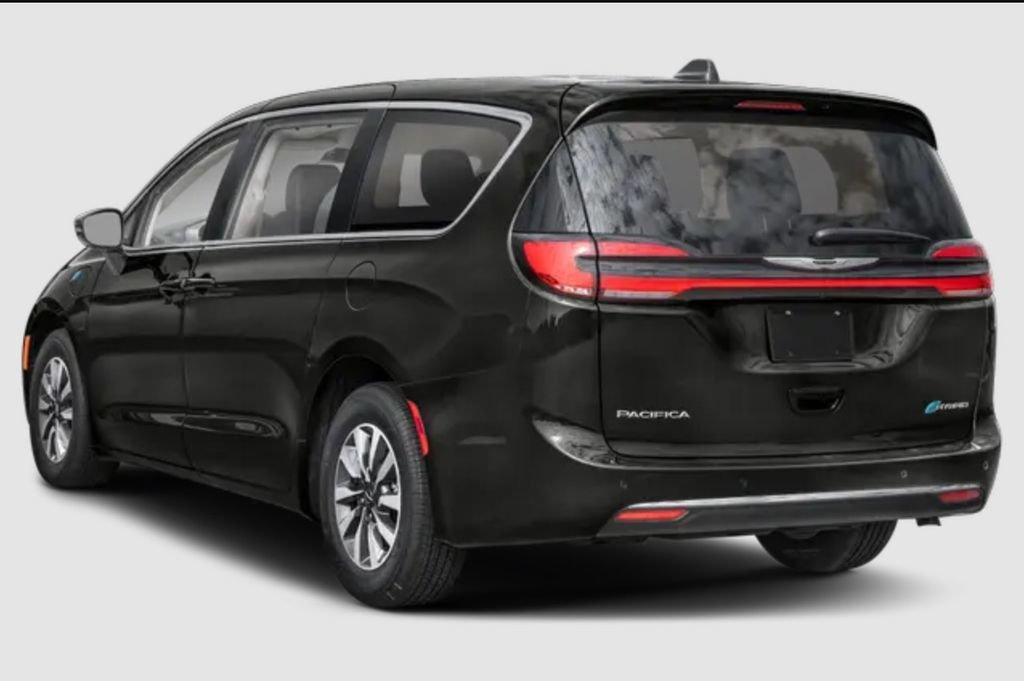 Used 2024 Chrysler Pacifica Limited FWD image 3