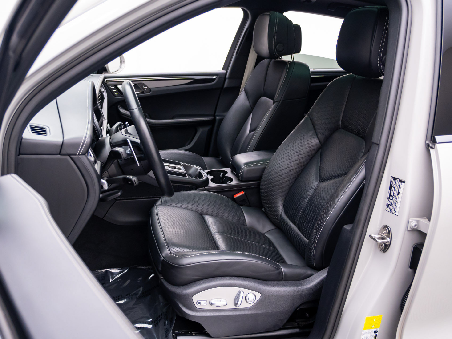 Certified 2023 Porsche Macan S AWD/4WD image 5