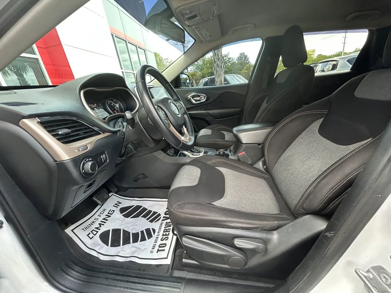 Used 2017 Jeep Cherokee Sport FWD image 10