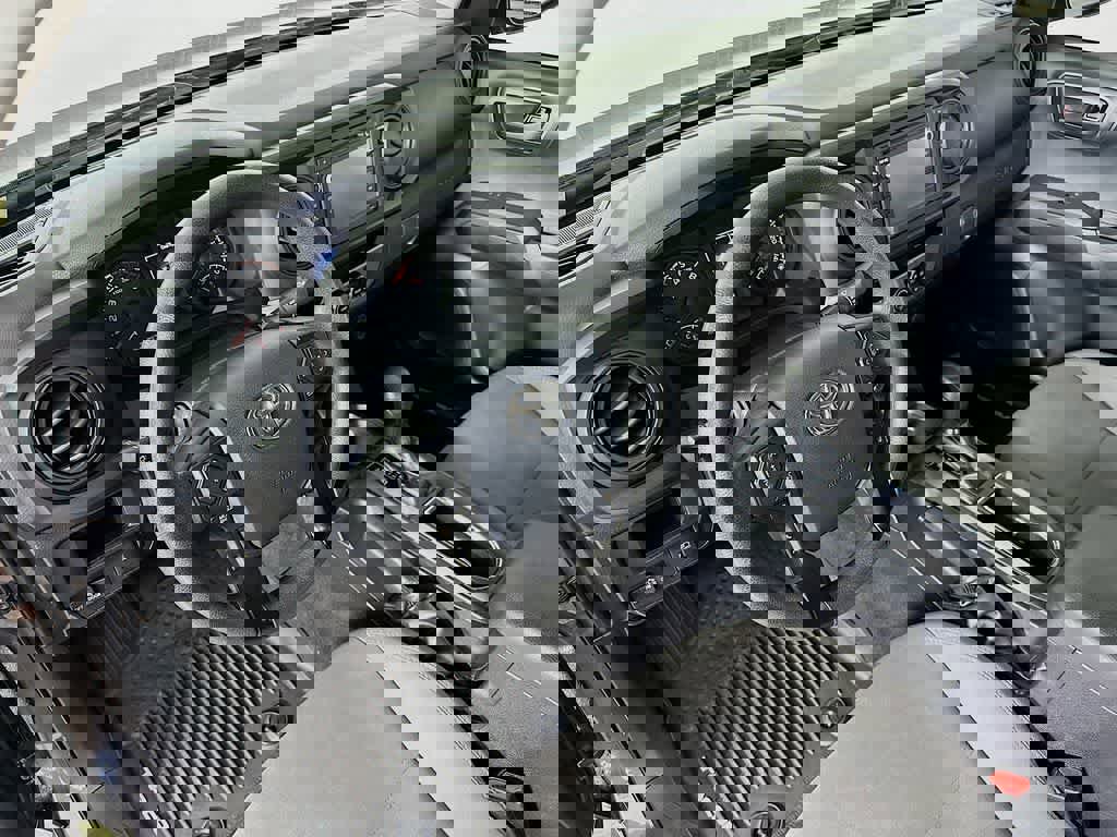 Used 2018 Toyota Tacoma SR w/ SR Convenience Package image 2