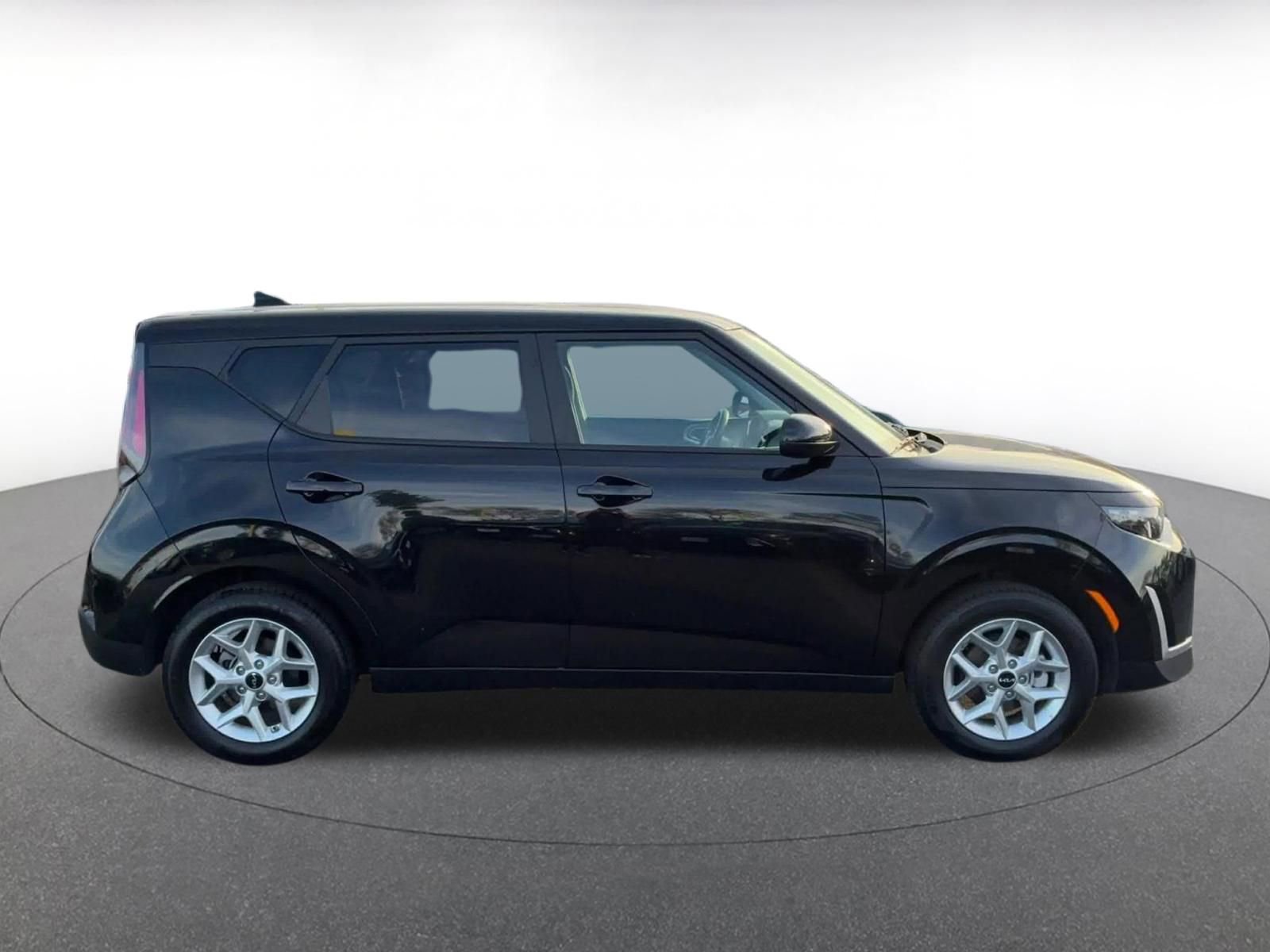 Used 2025 Kia Soul LX w/ LX Technology Package image 16