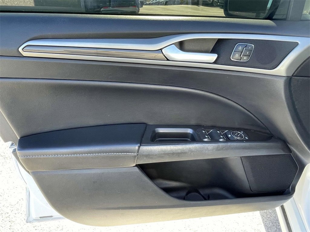 Used 2020 Ford Fusion SEL image 18
