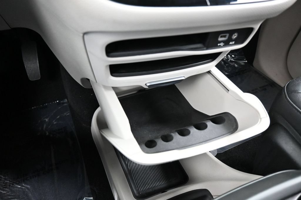 Used 2017 Chrysler Pacifica Touring-L FWD image 27