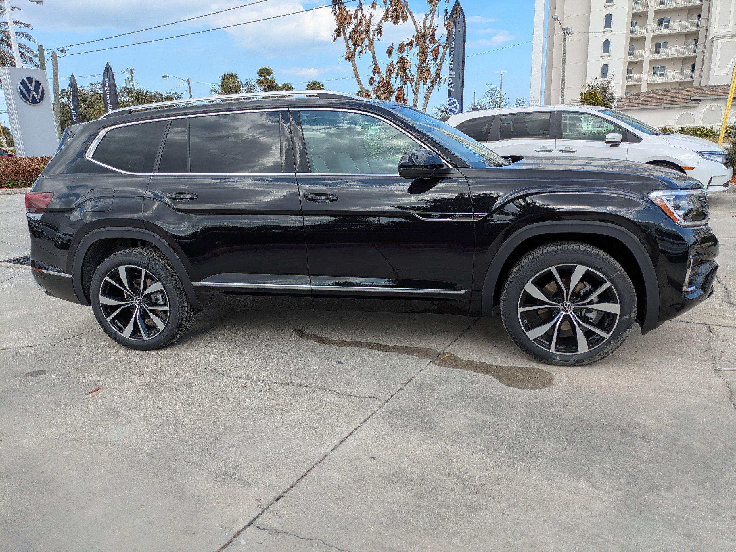 New 2026 Volkswagen Atlas SEL Premium R-Line image 3