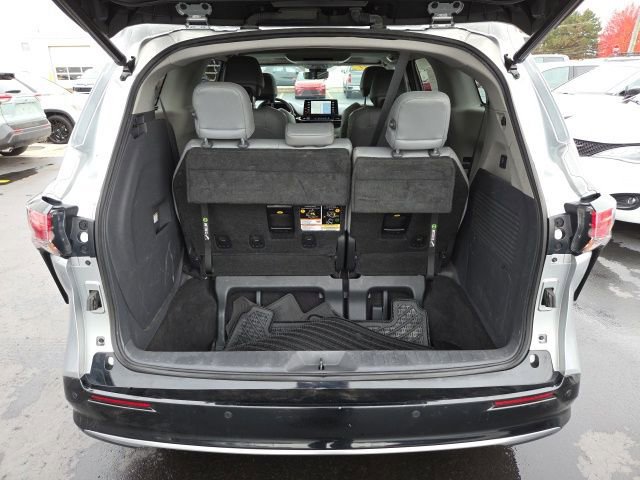 Used 2021 Toyota Sienna Limited image 30
