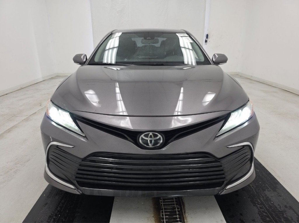 Used 2022 Toyota Camry XLE FWD image 2