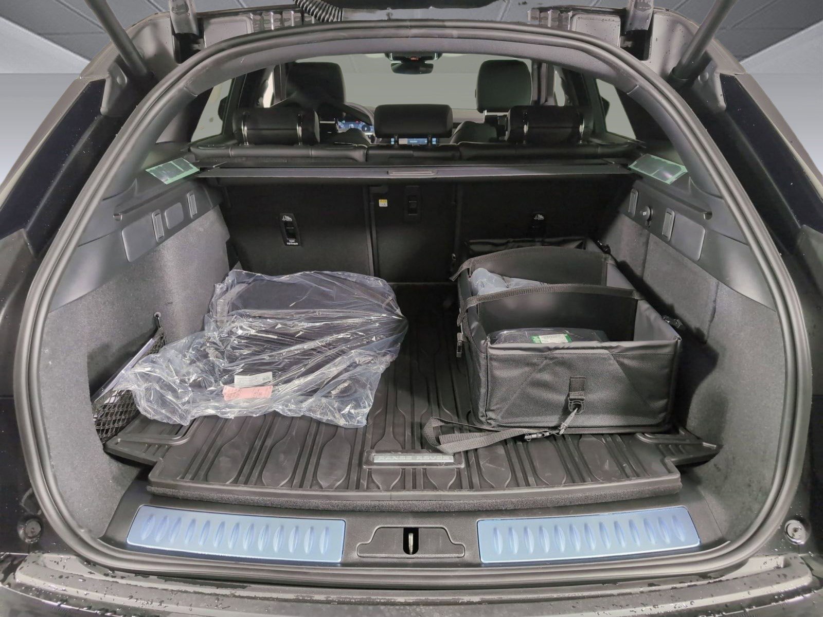 Certified 2026 Land Rover Range Rover Velar Dynamic SE image 26