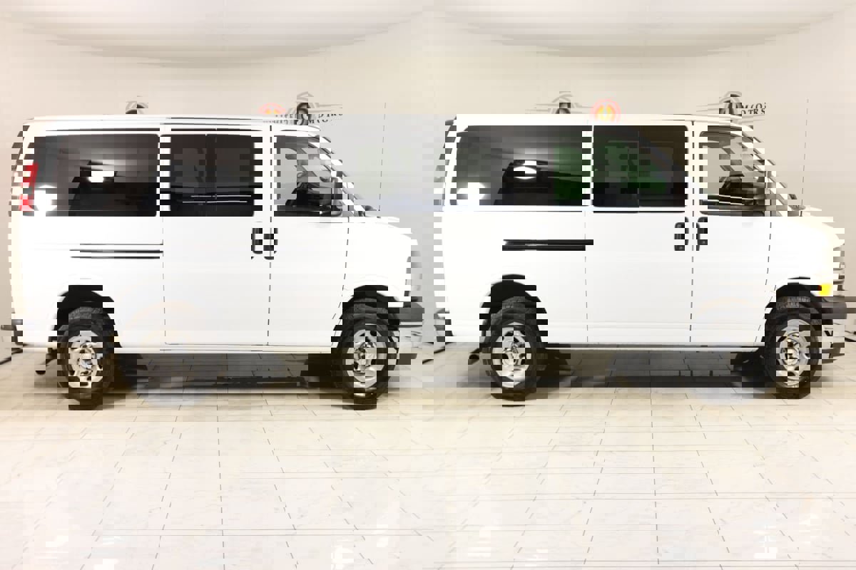 Used 2019 Chevrolet Express 3500 LT w/ LT Preferred Equipment Group RWD image 2