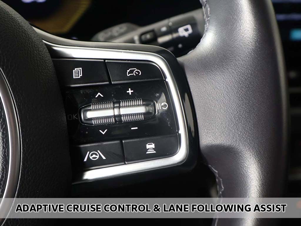 Used 2025 Kia Carnival FWD image 4
