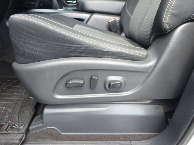 Used 2019 Nissan Titan SV w/ SV Convenience Package AWD/4WD image 16