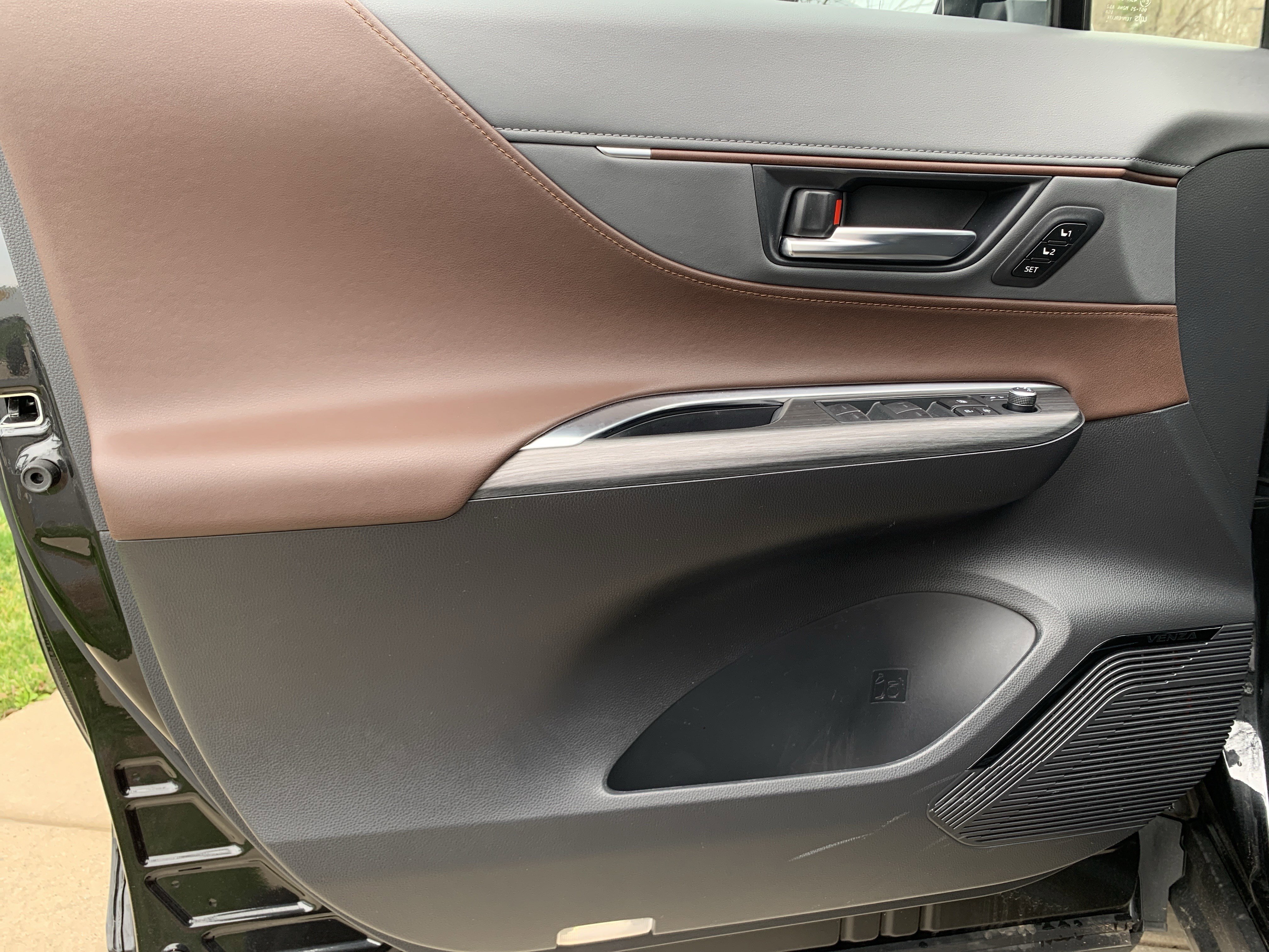 Used 2024 Toyota Venza Limited image 14