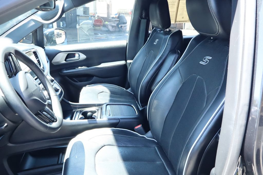 Used 2024 Chrysler Pacifica Premium FWD image 19