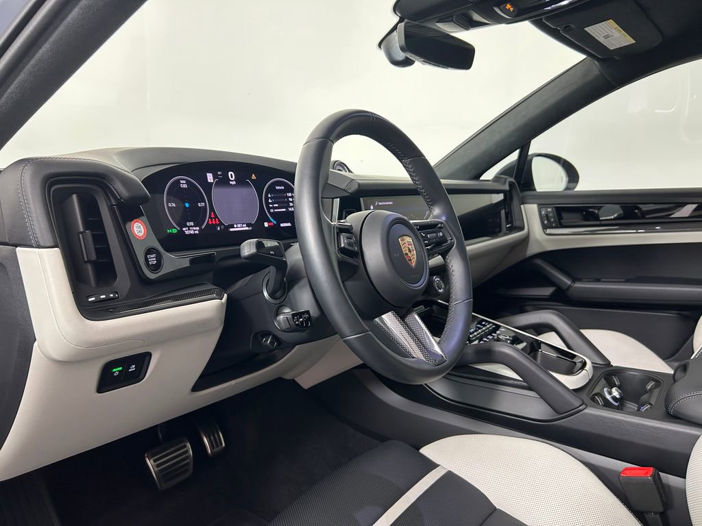 Used 2025 Porsche Cayenne GTS AWD/4WD image 4