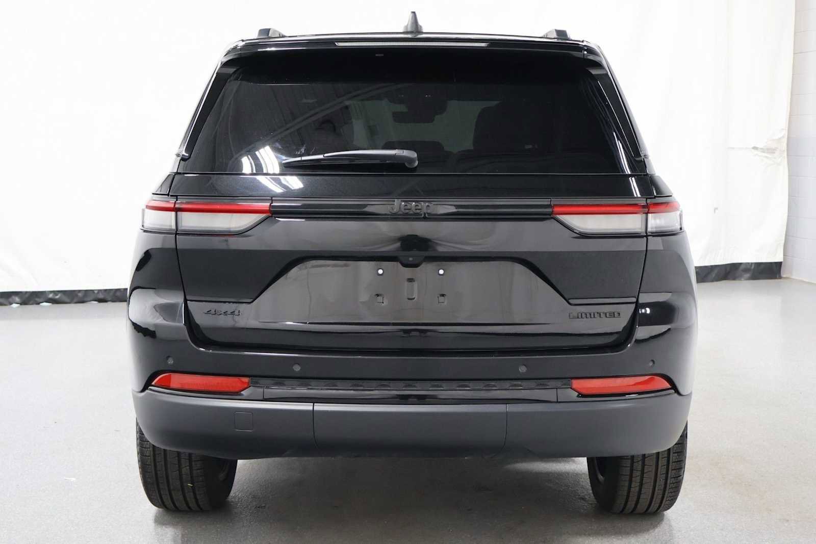 Used 2025 Jeep Grand Cherokee Limited w/ Black Appearance Package AWD/4WD image 7