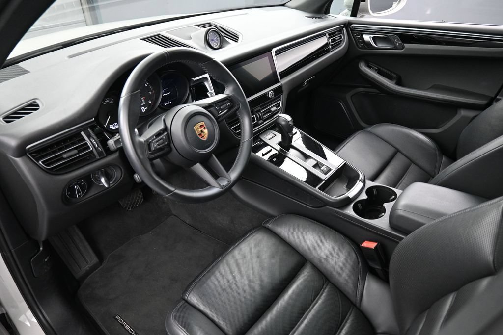 Certified 2023 Porsche Macan Turbo AWD/4WD image 4