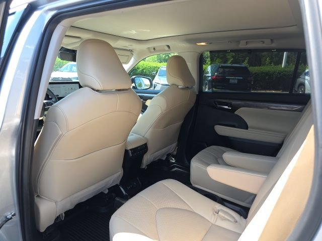 Used 2024 Toyota Highlander Platinum FWD image 12