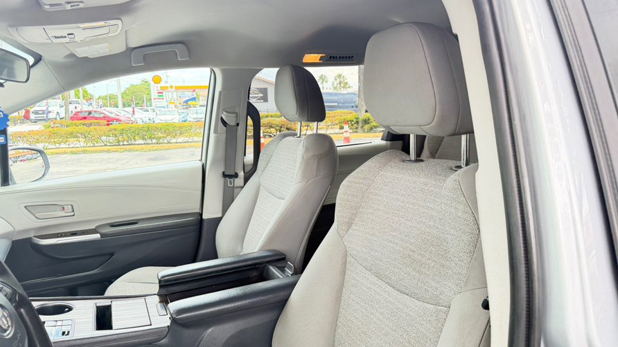 Used 2022 Toyota Sienna LE FWD image 11