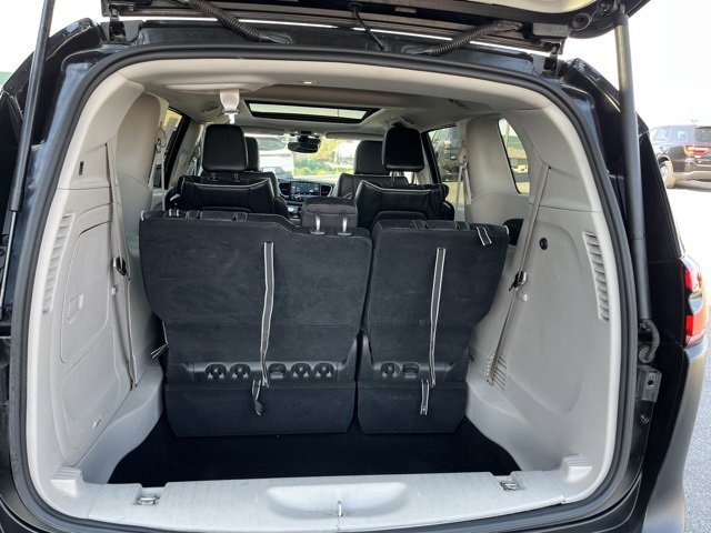 Used 2023 Chrysler Pacifica Limited image 37
