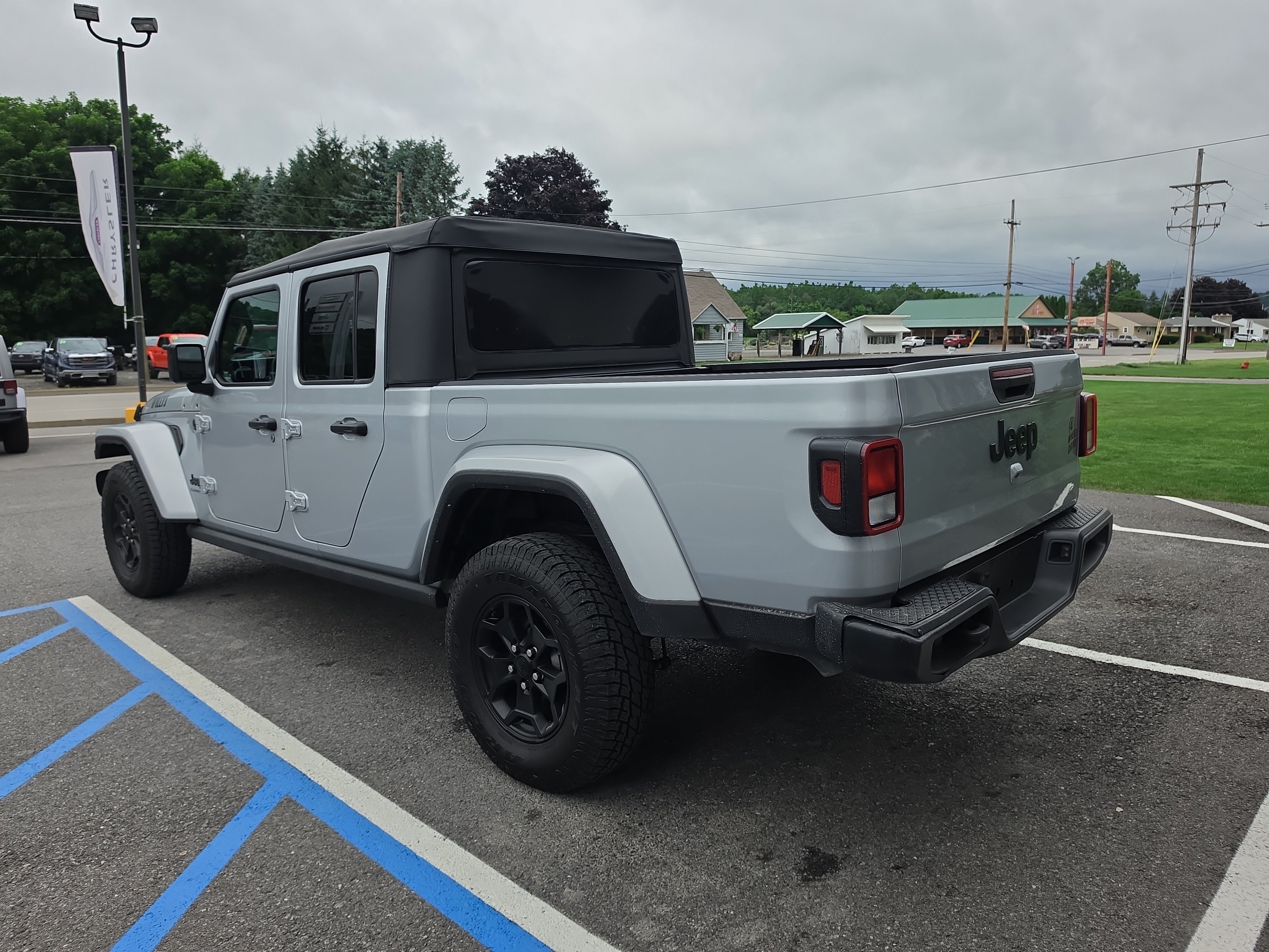 Used 2022 Jeep Gladiator Sport AWD/4WD image 6