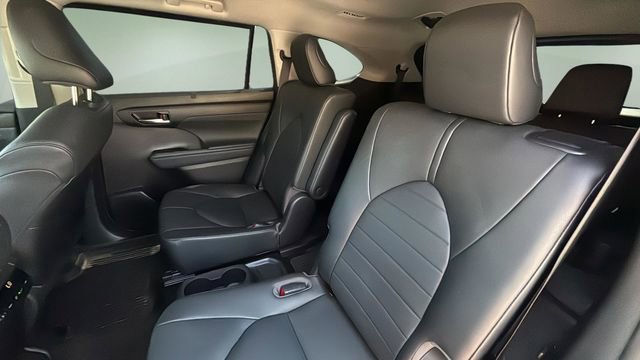 Used 2020 Toyota Highlander XLE AWD/4WD image 20