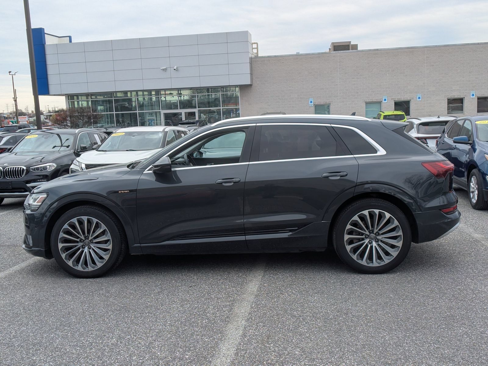 Used 2019 Audi e-tron Prestige w/ Prestige Package AWD/4WD image 2