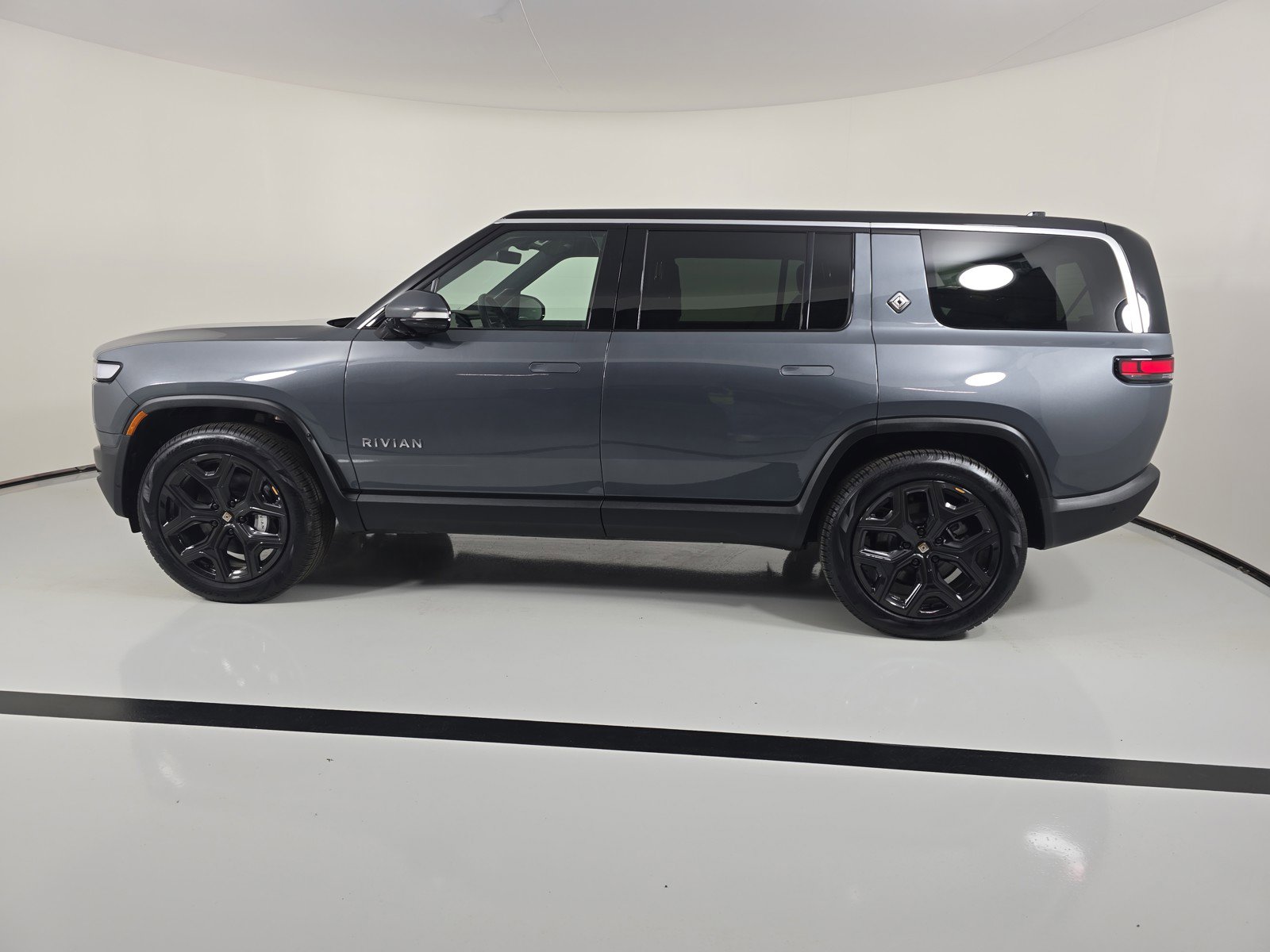 Used 2023 Rivian R1S Adventure image 2