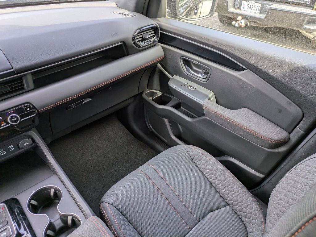 Used 2025 Honda Pilot Sport image 17