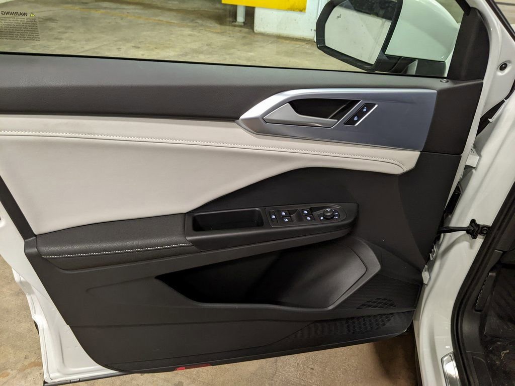 New 2025 Volkswagen Taos SE image 9