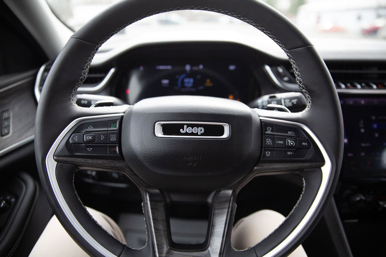 Used 2024 Jeep Grand Cherokee Limited w/ Black Appearance Package image 11