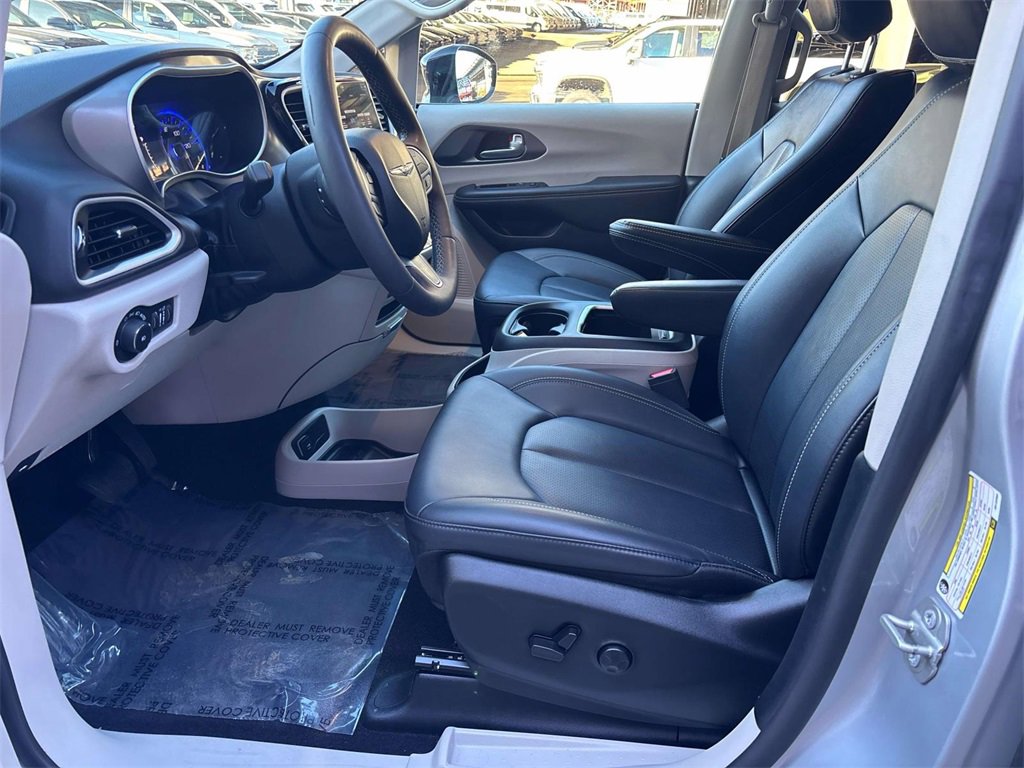 Used 2024 Chrysler Pacifica Touring-L image 10