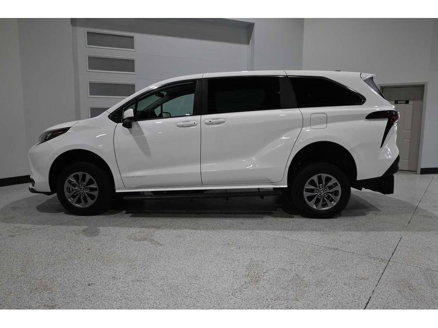 New 2025 Toyota Sienna LE image 9