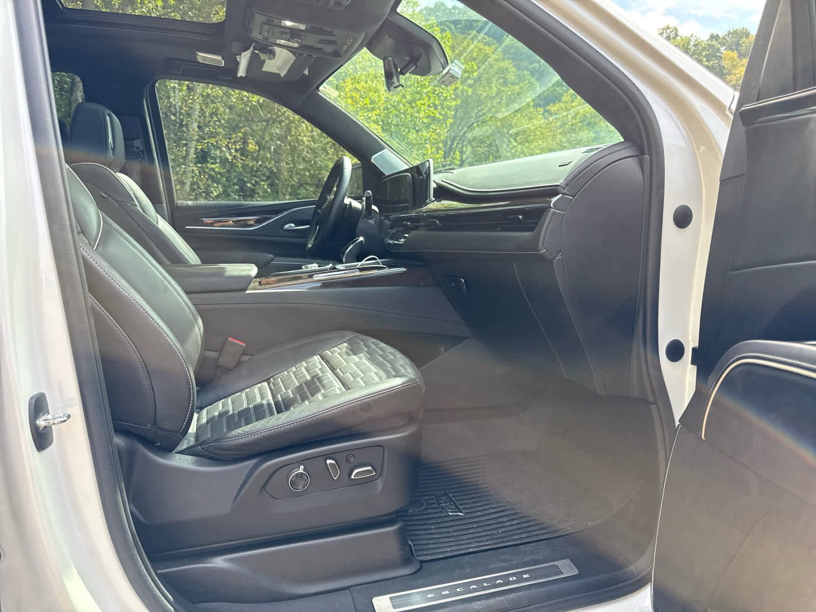 Used 2023 Cadillac Escalade Sport Platinum w/ LPO, ONYX Package image 34