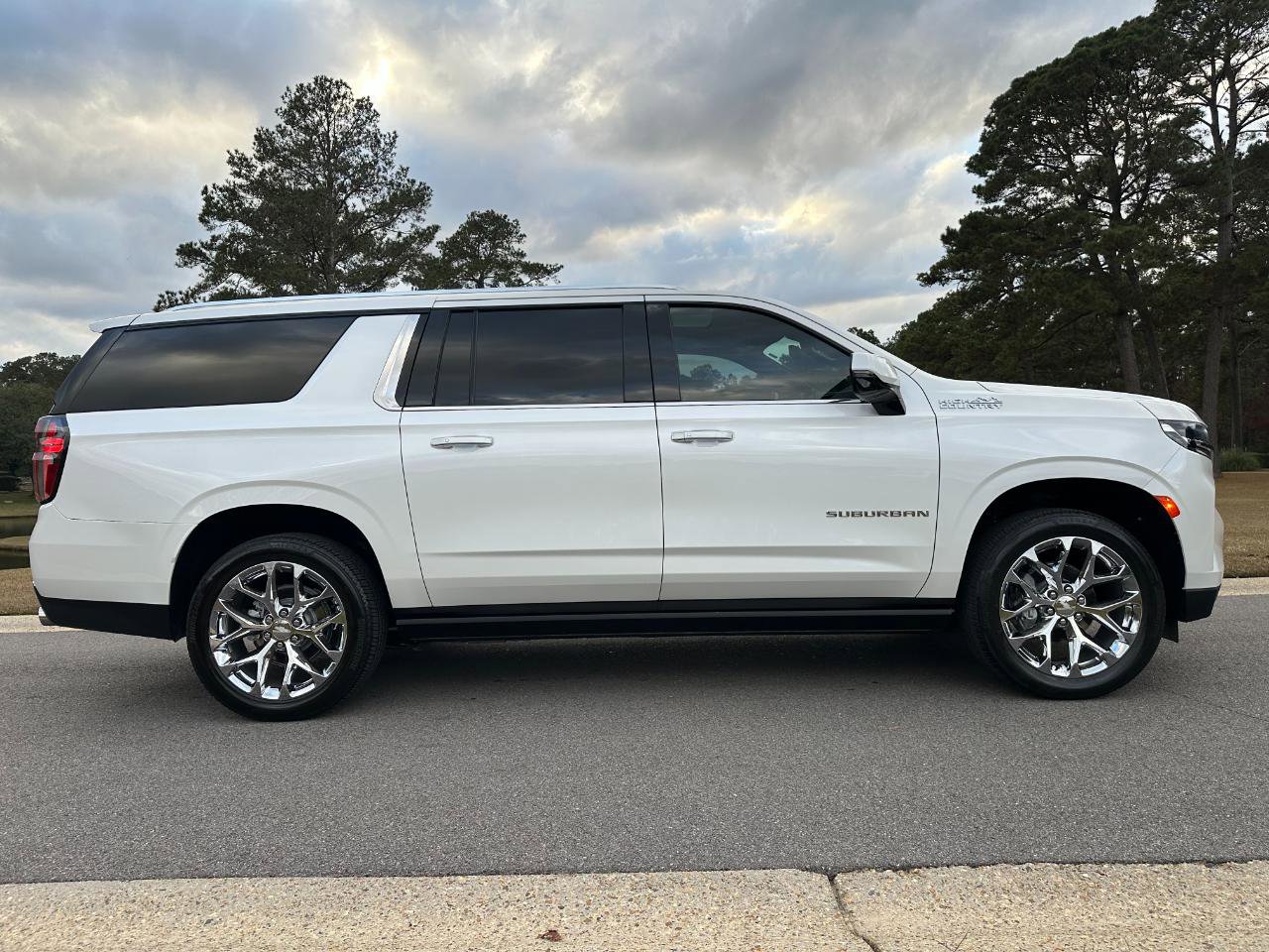 Used 2021 Chevrolet Suburban High Country RWD image 4