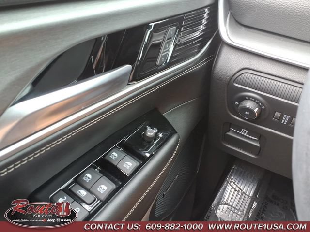 Used 2025 Jeep Wagoneer Series II AWD/4WD image 29