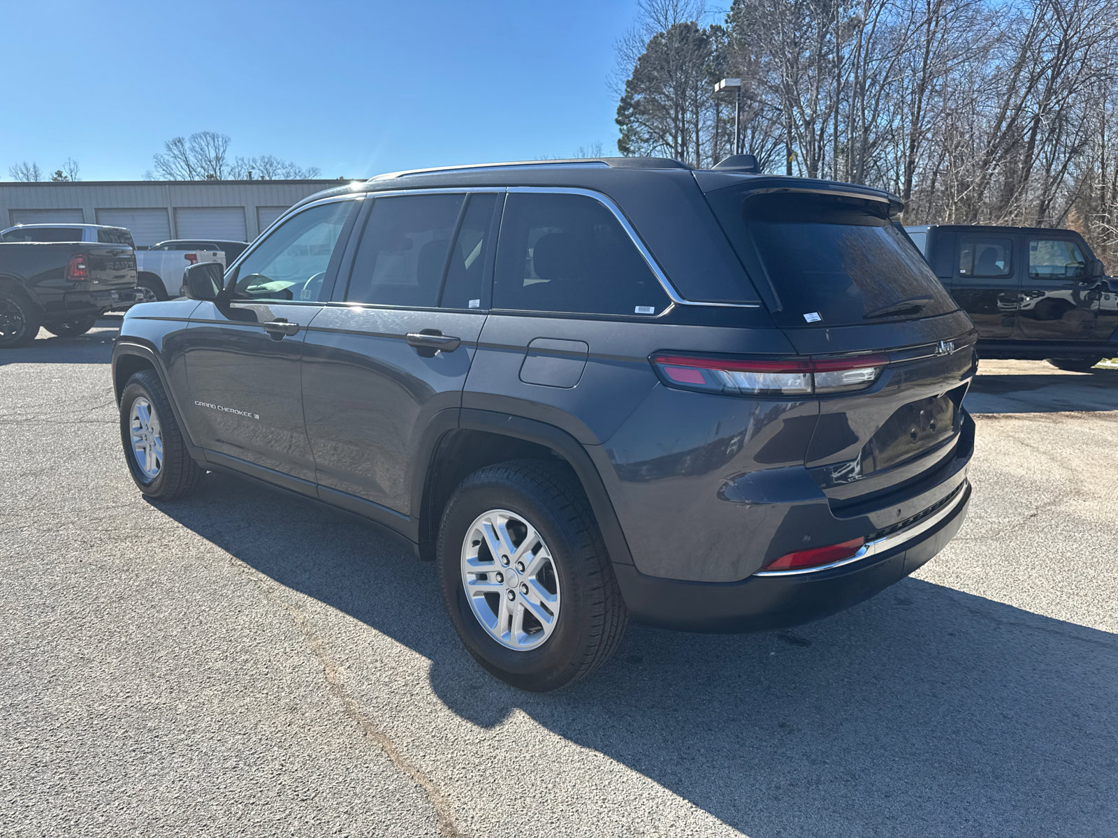 Used 2024 Jeep Grand Cherokee Laredo image 7