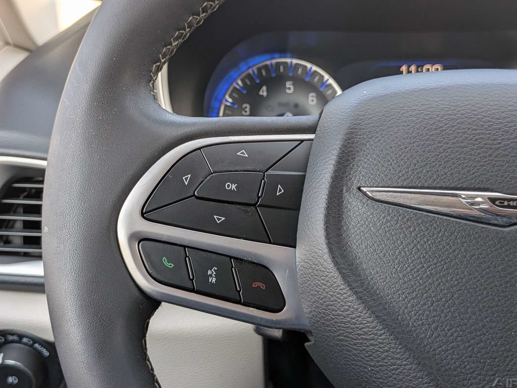 Used 2022 Chrysler Pacifica Touring-L FWD image 25