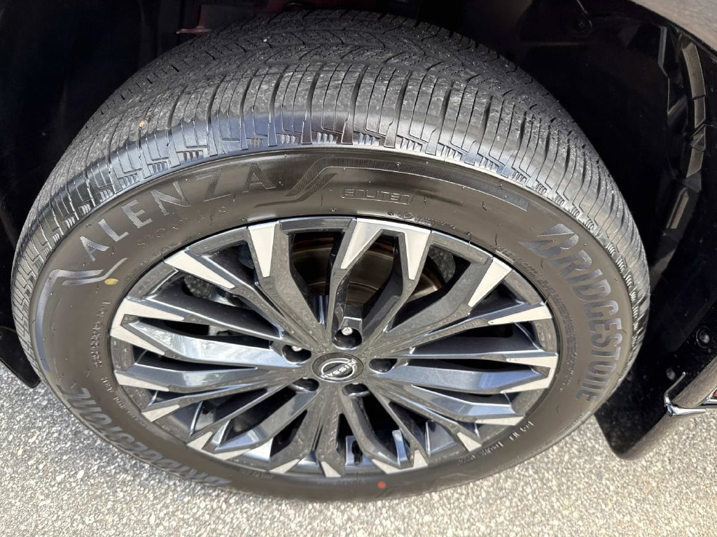Used 2024 Nissan Rogue Platinum FWD image 11