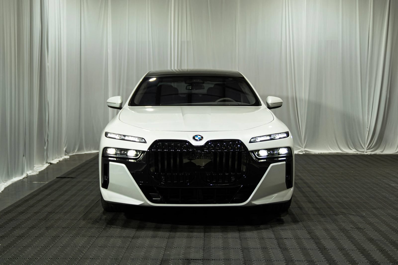 Used 2023 BMW 760i xDrive AWD/4WD image 4