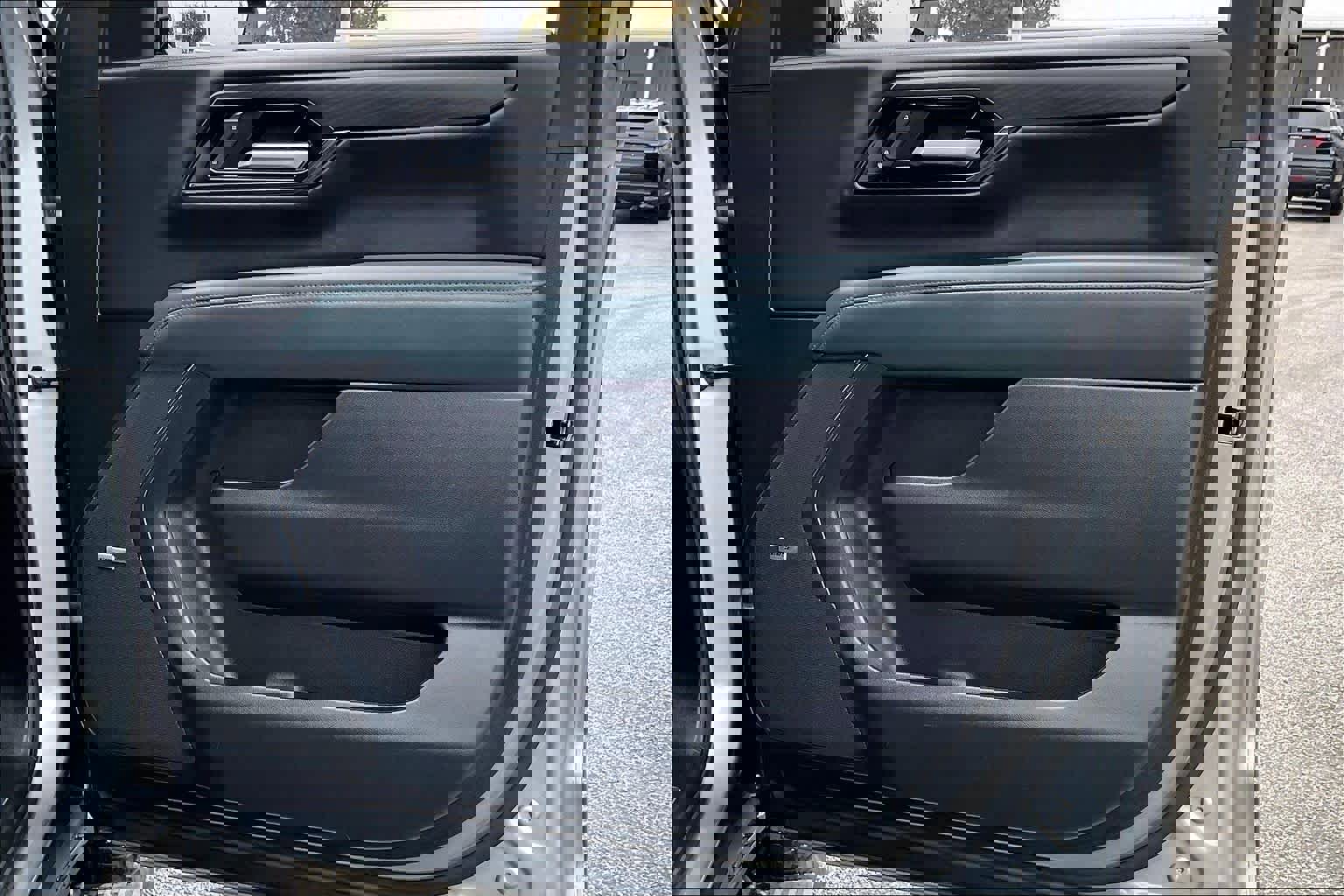 Used 2025 GMC Yukon AT4 w/ AT4 Premium Package image 21