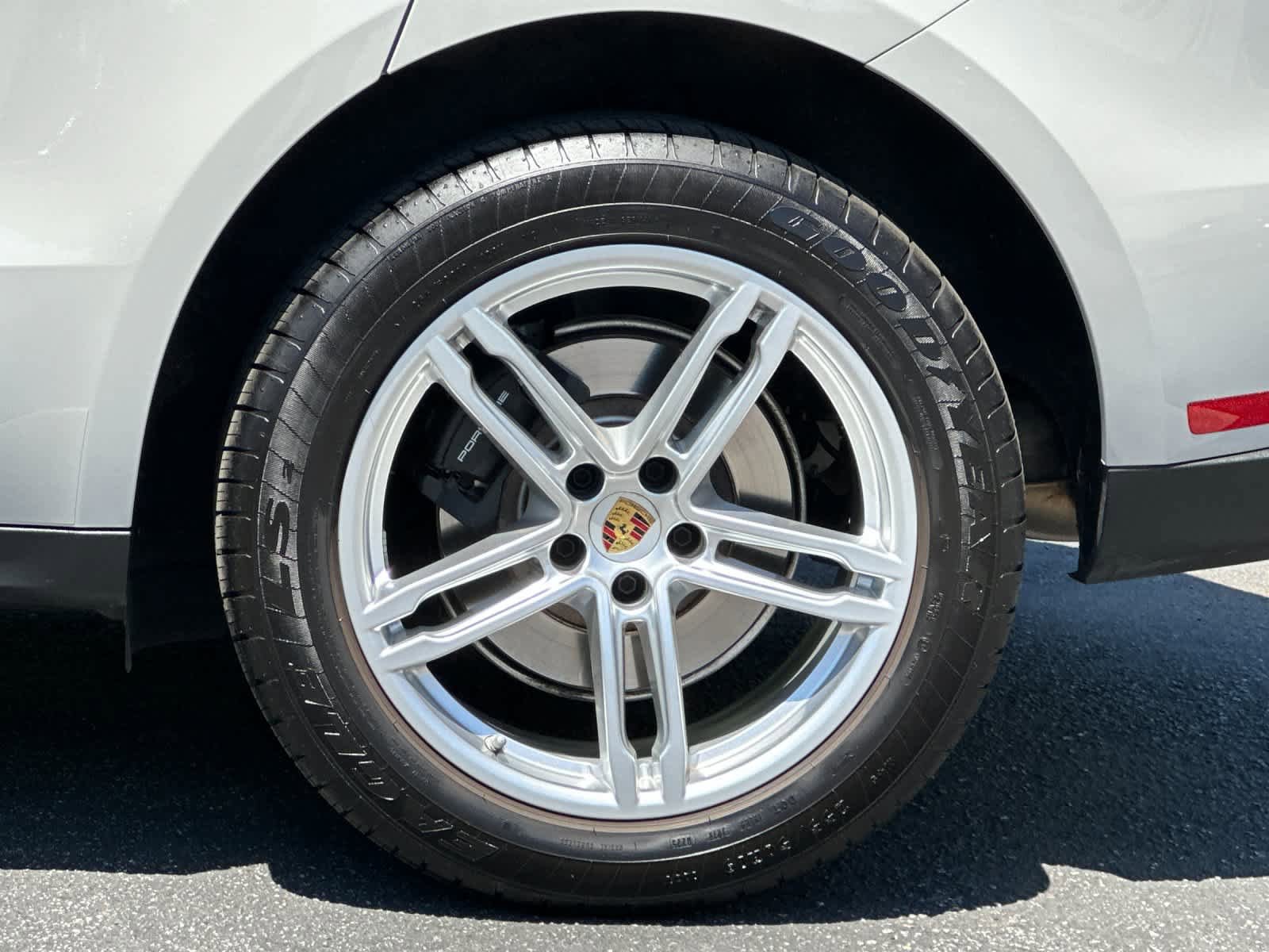 Certified 2025 Porsche Macan AWD/4WD image 30