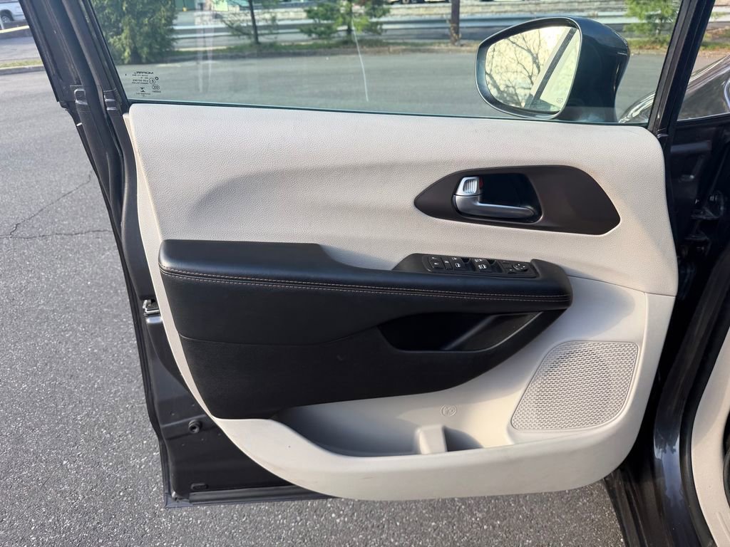 Used 2017 Chrysler Pacifica Touring-L image 12