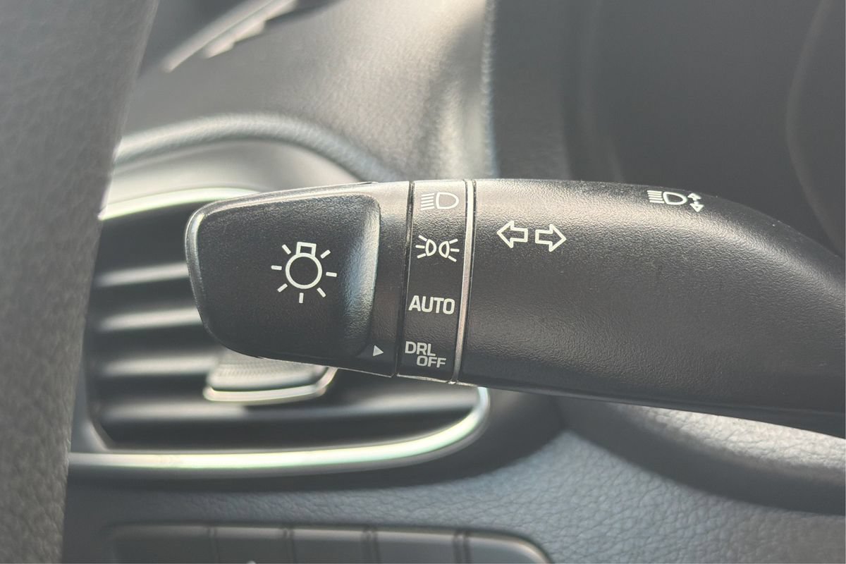 Used 2018 Hyundai Elantra GT FWD image 17